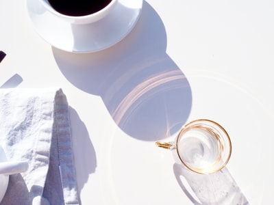 透明玻璃杯子旁边的咖啡
